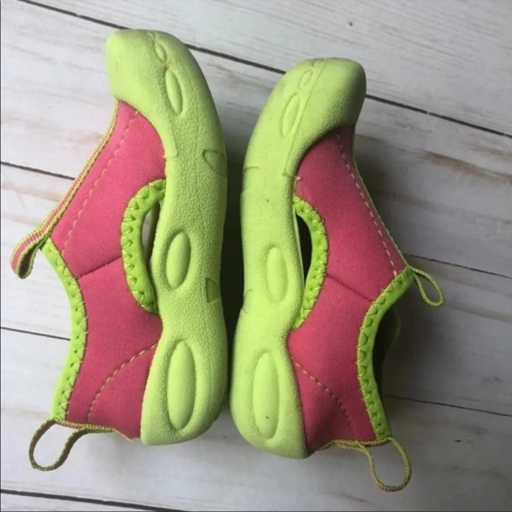 Size small 5/6. Speedo water shoes
